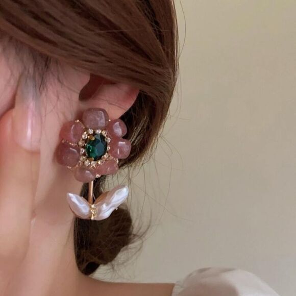 ✨🆕✨ BOHO BOLD Unique Polished Stones Pearl & Flower Design Stud Earrings✨ - Picture 1 of 10